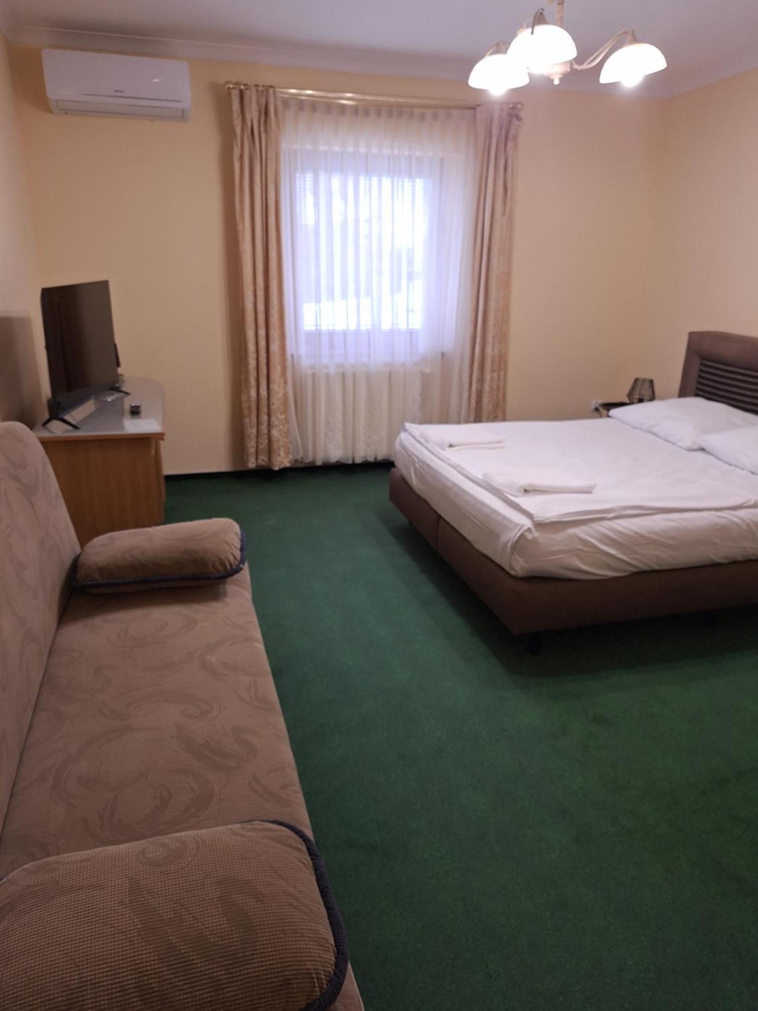 Hotel Malwa 오스토프 빌코폴스키 외부 사진